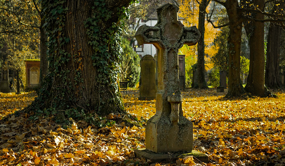 lapide croce cimitero luce autunno serenità
